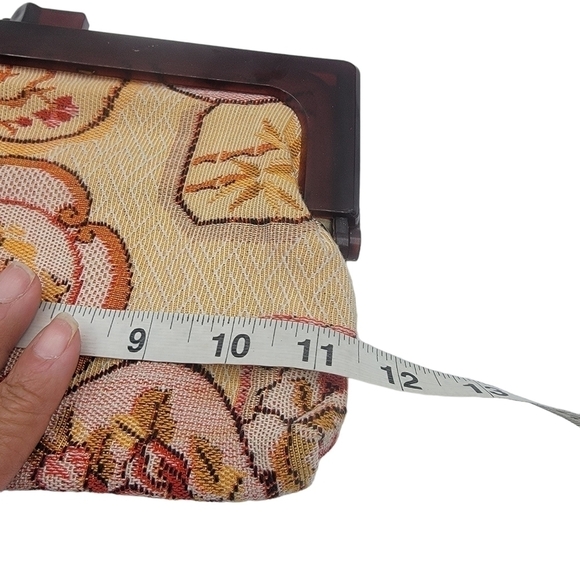 Tapestry style clutch w tortoise/lucite handle - Picture 6 of 7